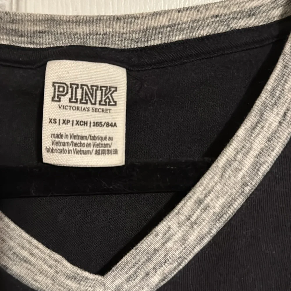 VS PINK T-Shirt - Picture 2 of 3